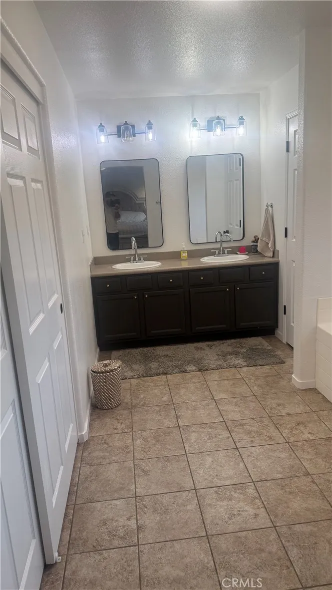 2174 W Picadilly Hanford, CA 93230