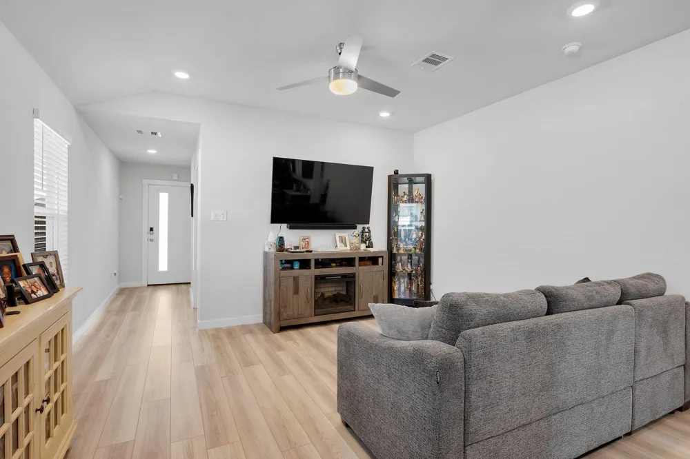 1242 Amistad Loop College Station, TX 77845