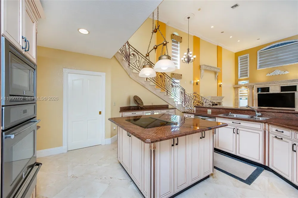 588 Miller Dr Miami Springs, FL 33166
