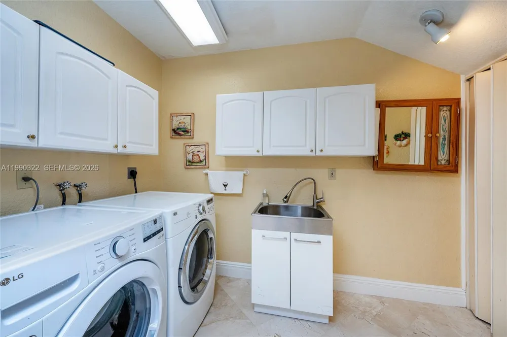 588 Miller Dr Miami Springs, FL 33166
