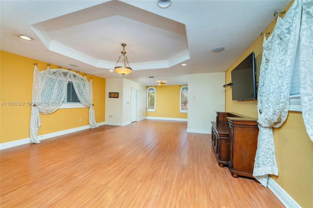 588 Miller Dr Miami Springs, FL 33166