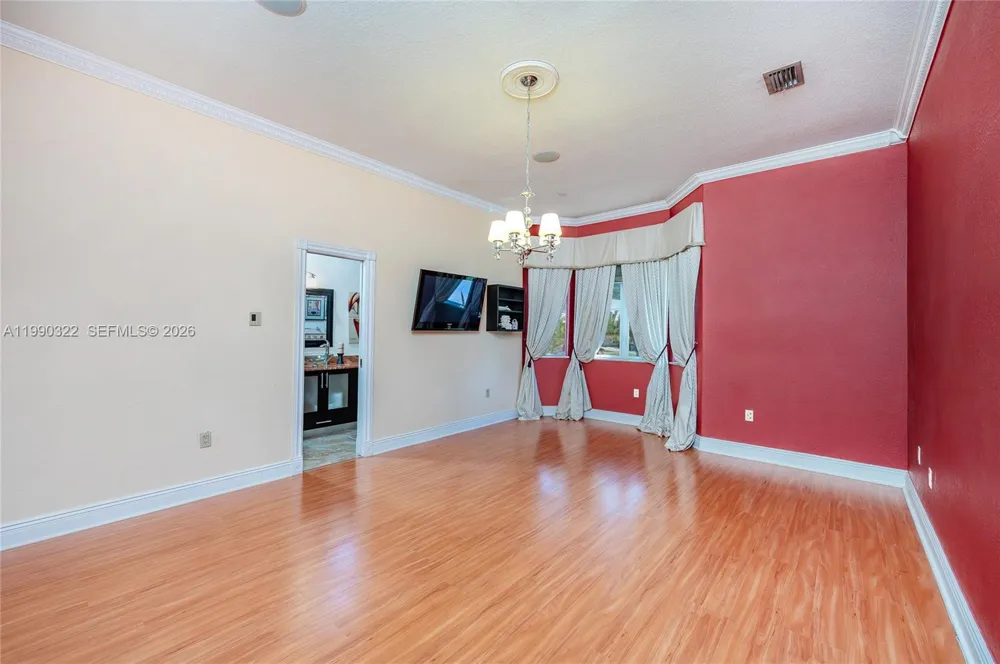 588 Miller Dr Miami Springs, FL 33166