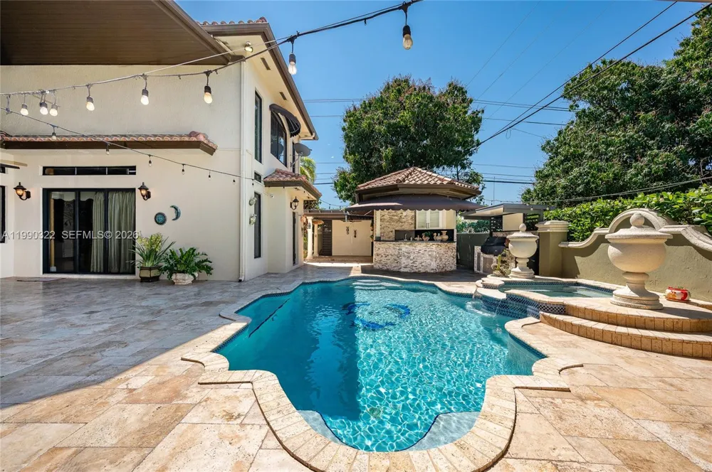 588 Miller Dr Miami Springs, FL 33166