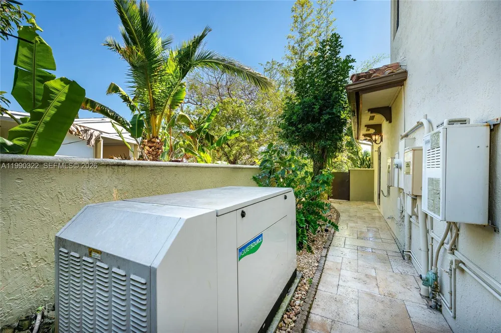 588 Miller Dr Miami Springs, FL 33166