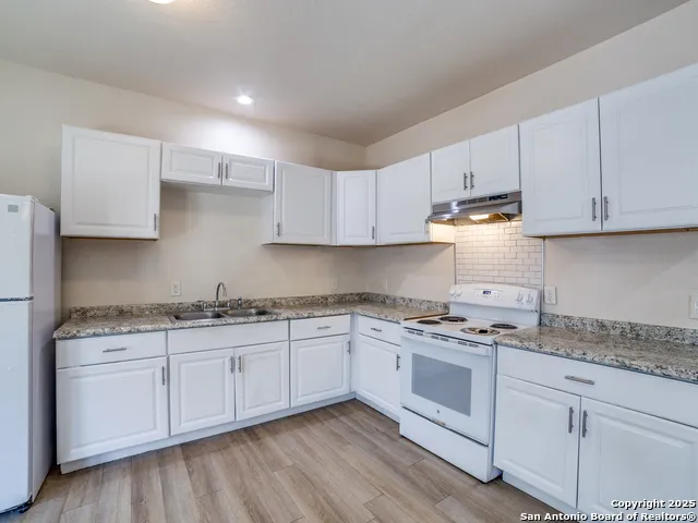 22806 Shady Forest Dr Elmendorf, TX 78112