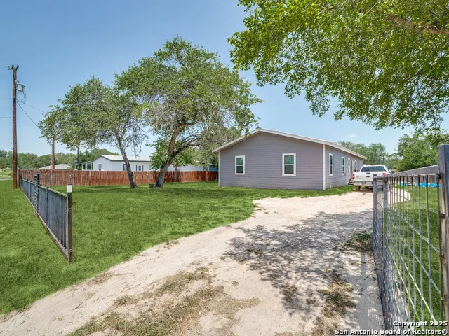 22806 Shady Forest Dr Elmendorf, TX 78112