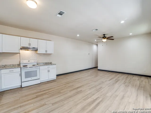 22806 Shady Forest Dr Elmendorf, TX 78112