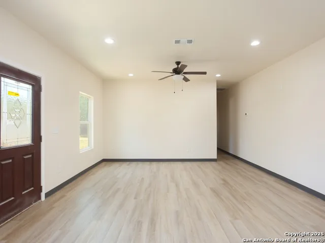 22806 Shady Forest Dr Elmendorf, TX 78112