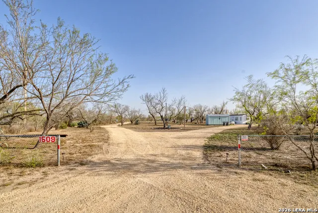 1509 Westward Trail Uvalde, TX 78801