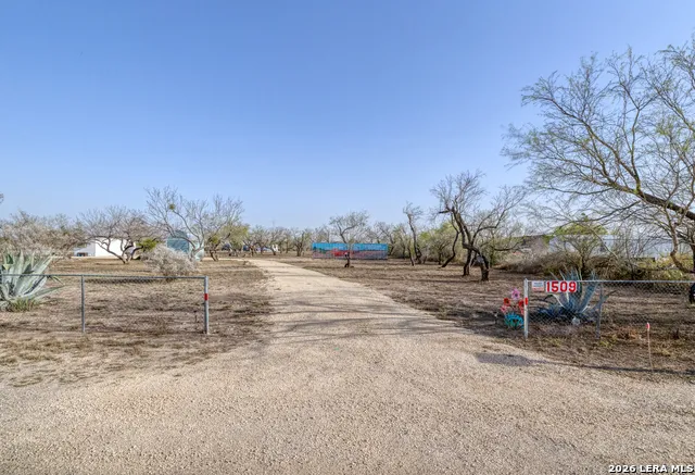 1509 Westward Trail Uvalde, TX 78801