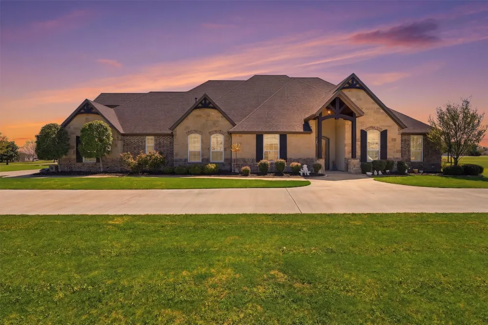 1201 E Iberian Court Granbury, TX 76048