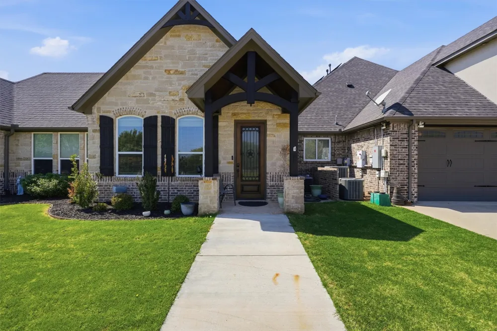 1201 E Iberian Court Granbury, TX 76048