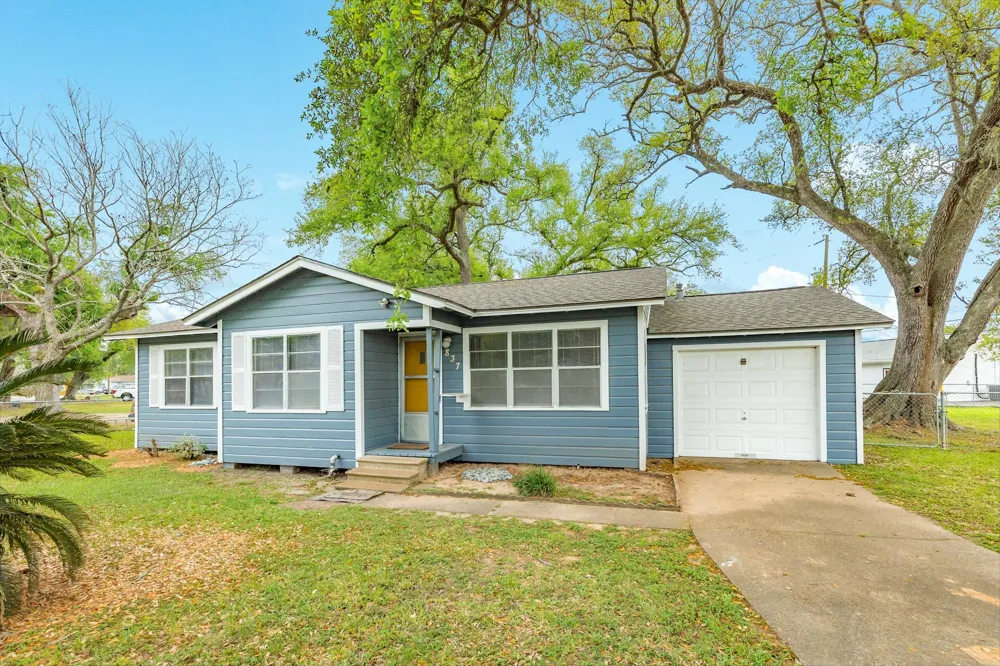 837 Pin Money Street Clute, TX 77531