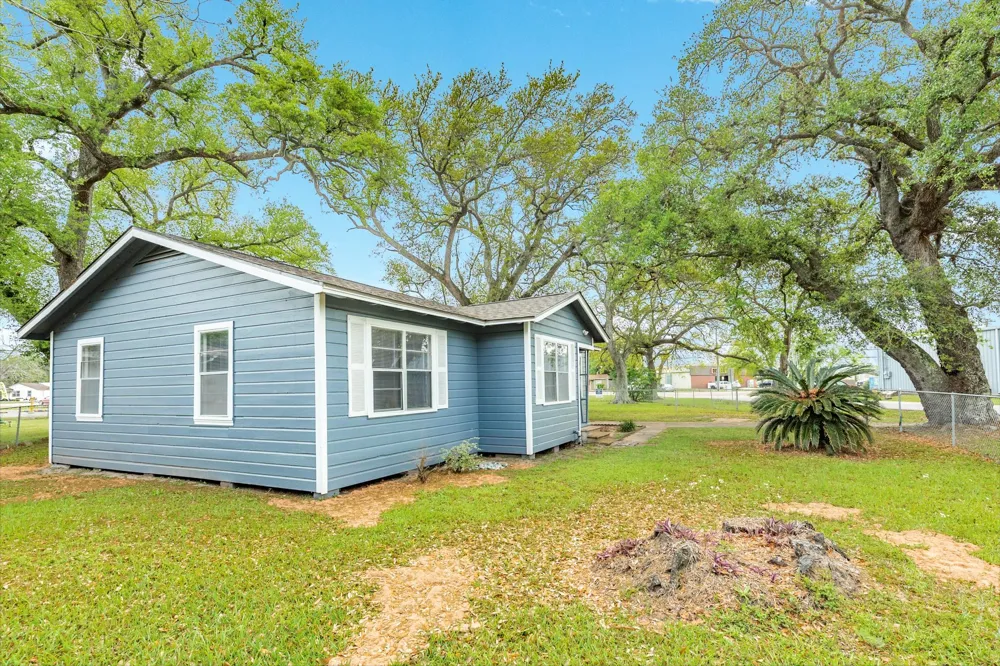 837 Pin Money Street Clute, TX 77531