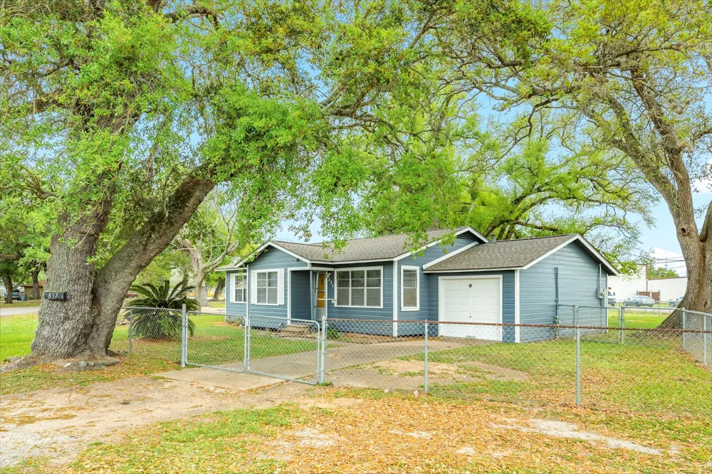 837 Pin Money Street Clute, TX 77531
