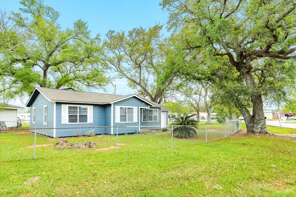 837 Pin Money Street Clute, TX 77531