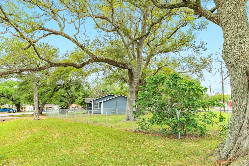 837 Pin Money Street Clute, TX 77531