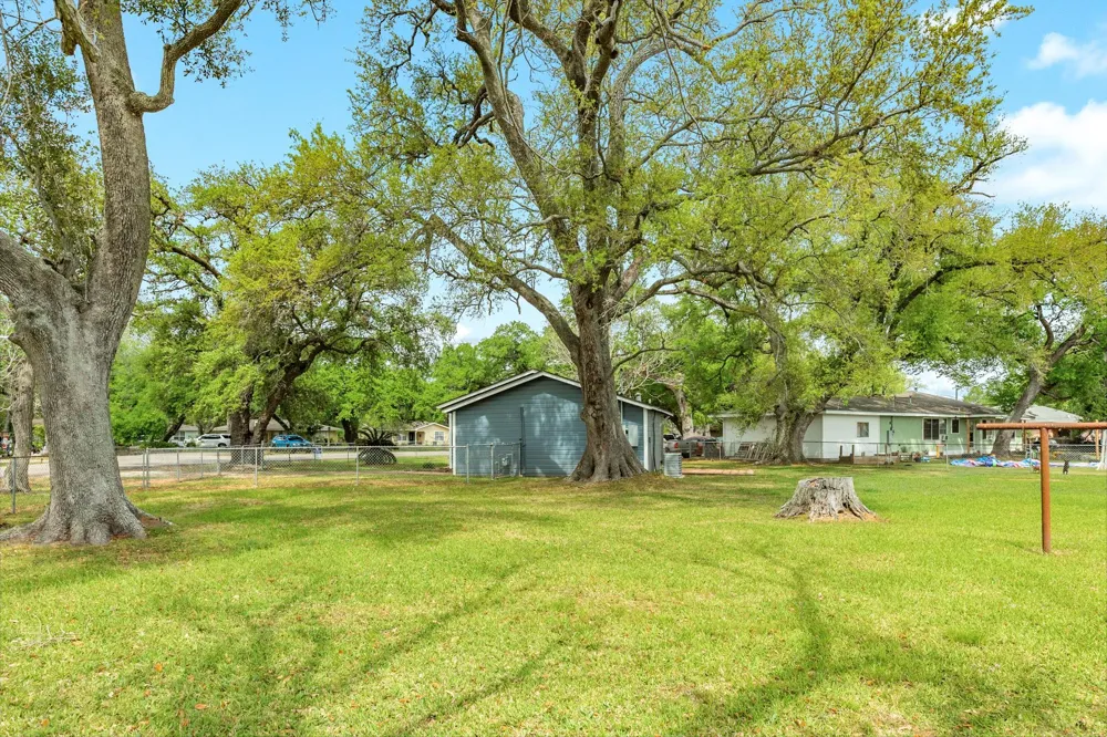 837 Pin Money Street Clute, TX 77531