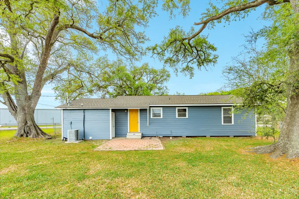 837 Pin Money Street Clute, TX 77531