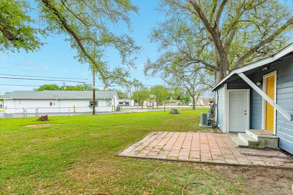 837 Pin Money Street Clute, TX 77531