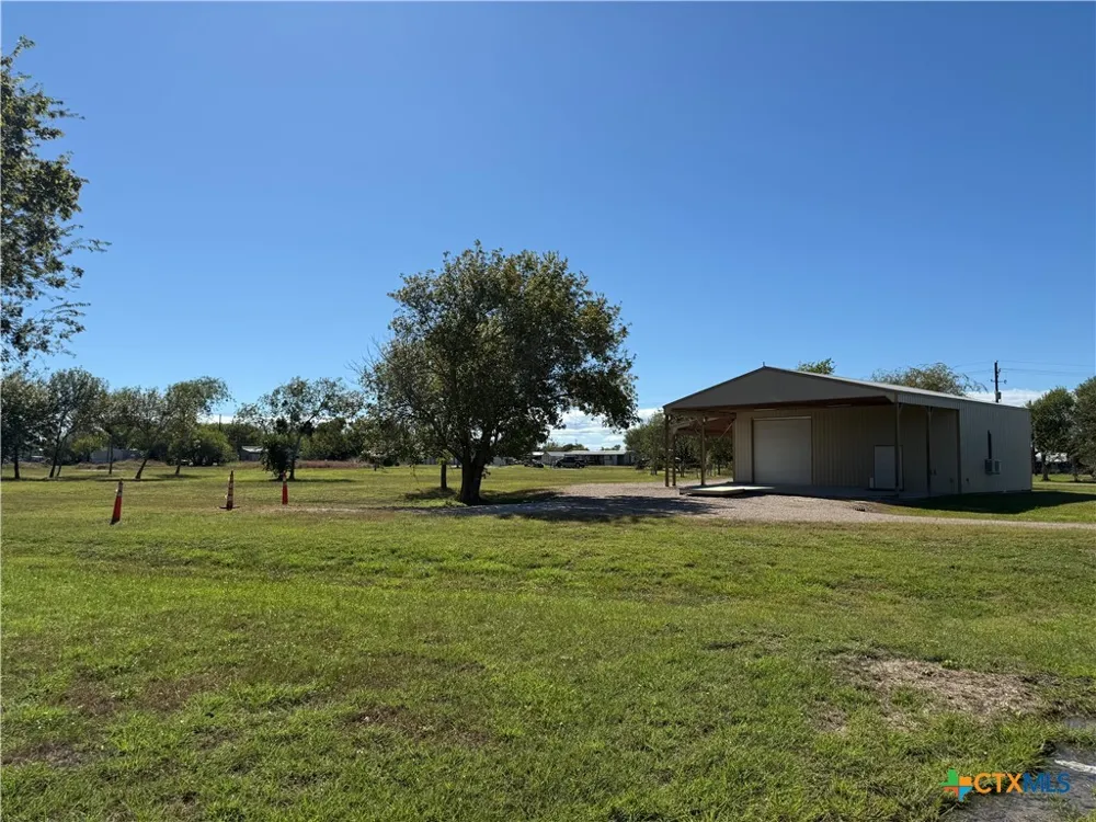 407 W Oakland Avenue Seadrift, TX 77983