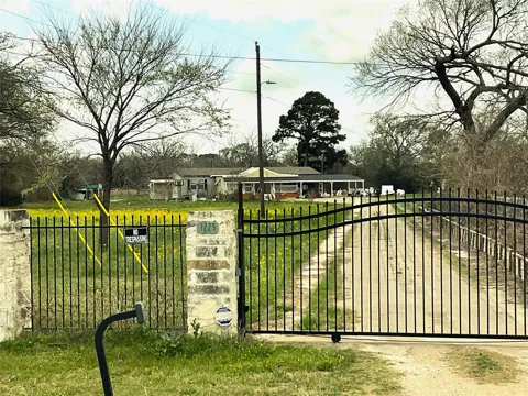 1225 W Highway 71 Highway W