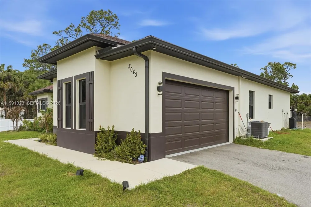 3043 18 Naples, FL 34120