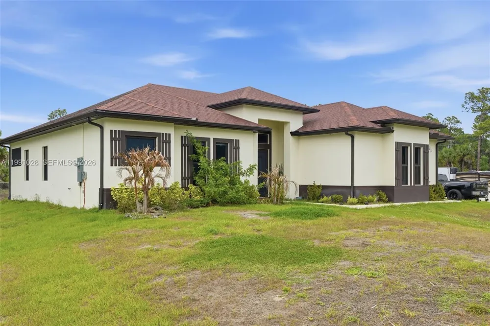 3043 18 Naples, FL 34120
