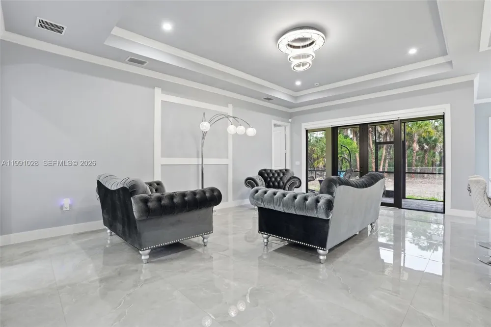 3043 18 Naples, FL 34120