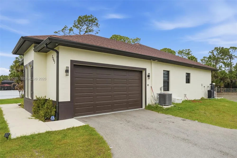 3043 18 Naples, FL 34120