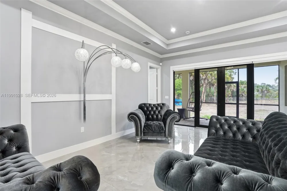 3043 18 Naples, FL 34120