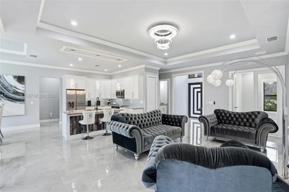 3043 18 Naples, FL 34120