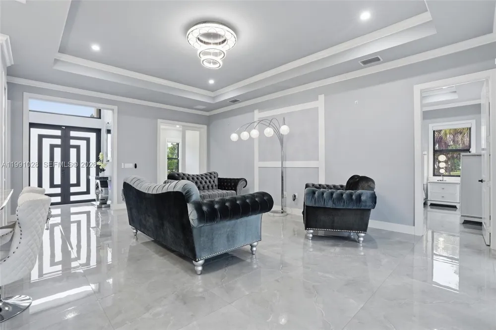 3043 18 Naples, FL 34120