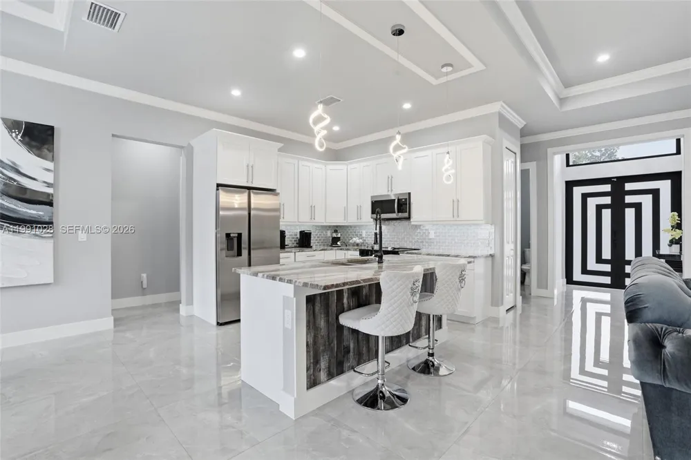 3043 18 Naples, FL 34120