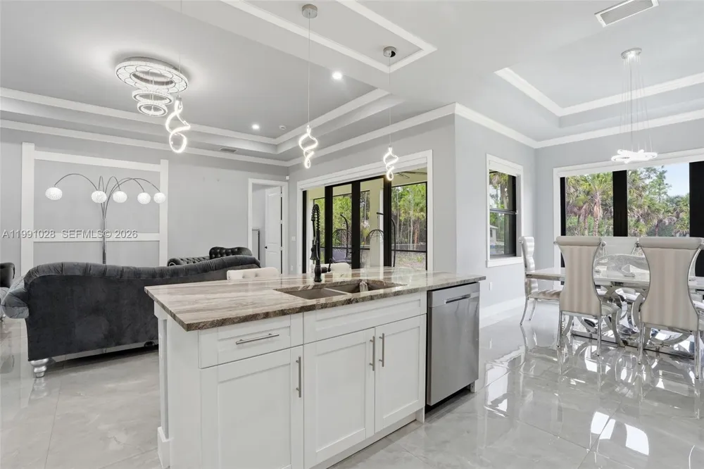 3043 18 Naples, FL 34120