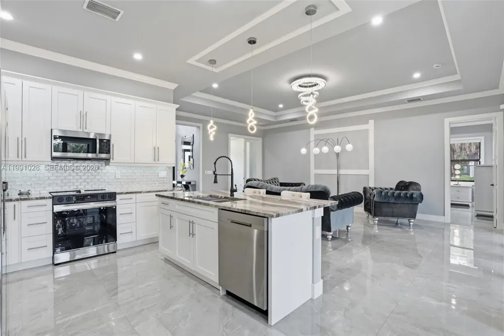 3043 18 Naples, FL 34120