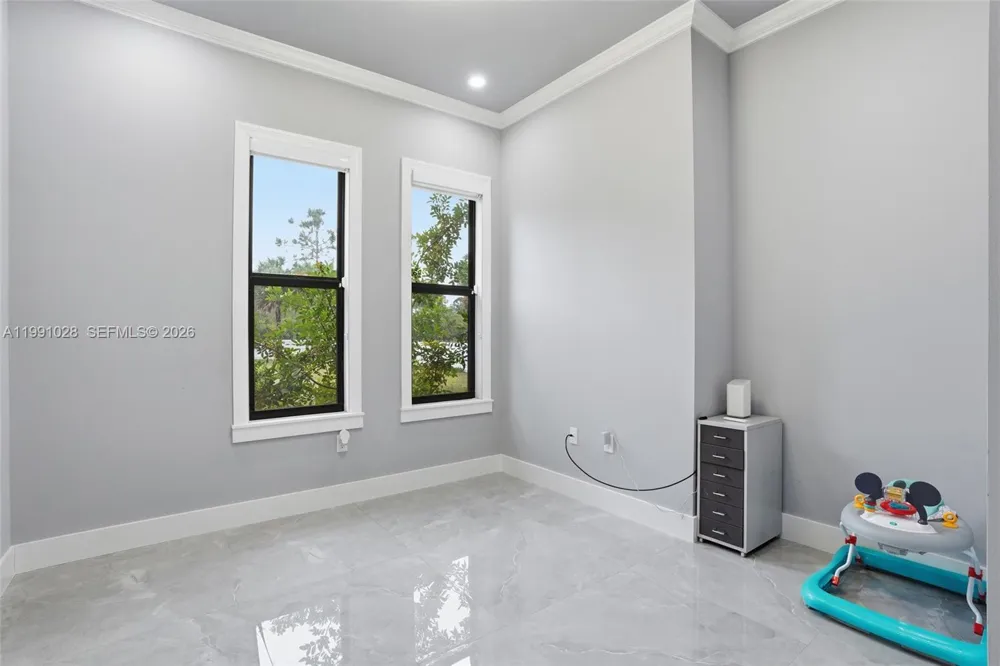 3043 18 Naples, FL 34120
