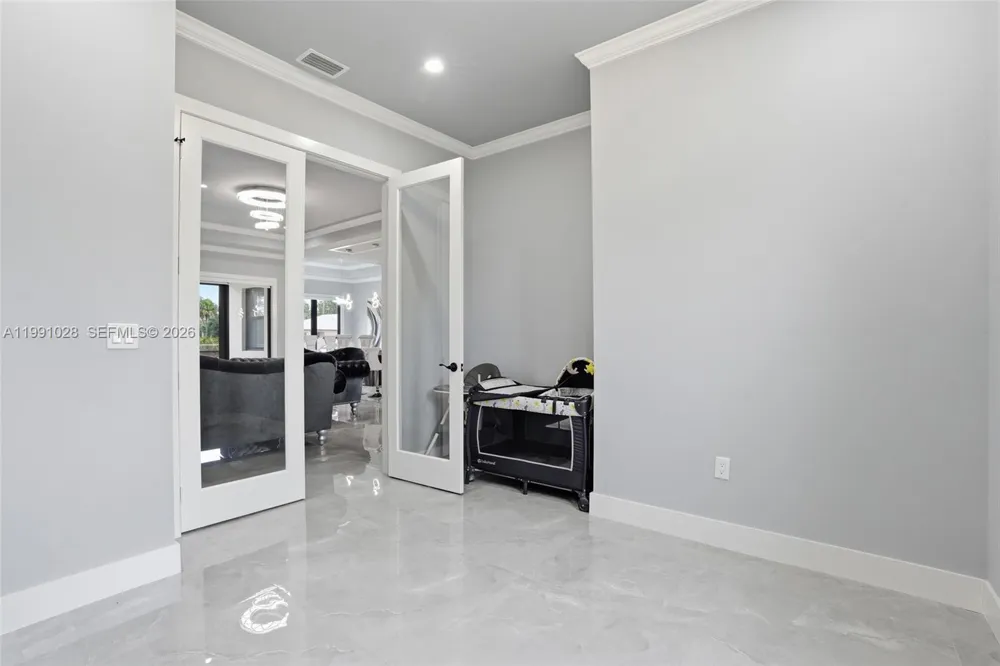 3043 18 Naples, FL 34120