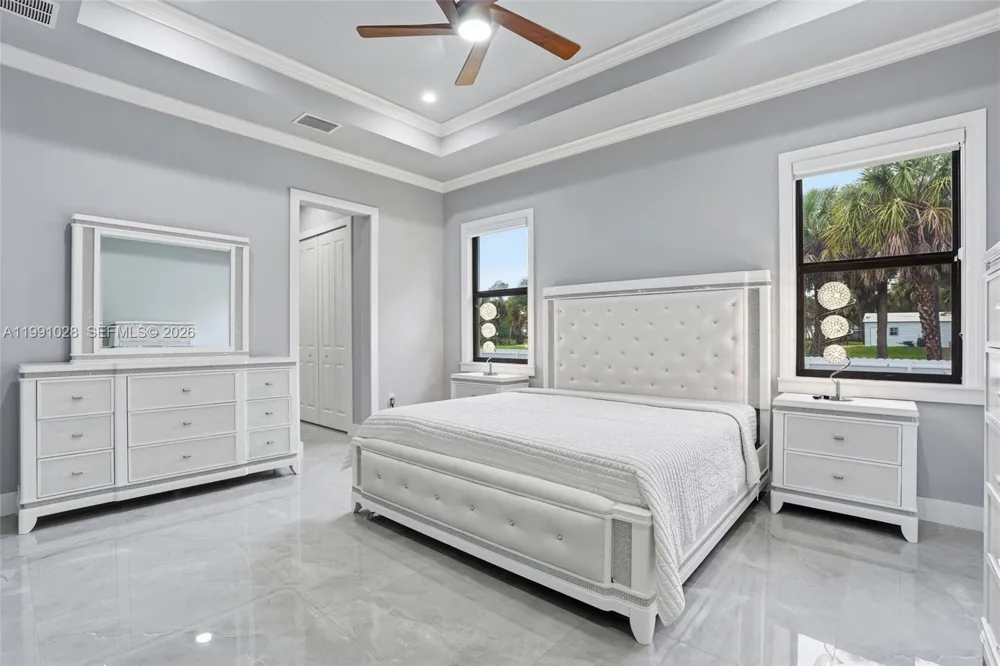 3043 18 Naples, FL 34120
