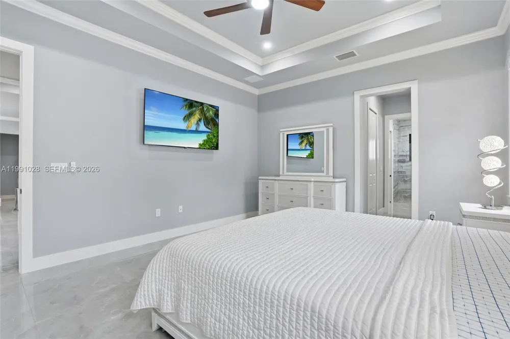 3043 18 Naples, FL 34120