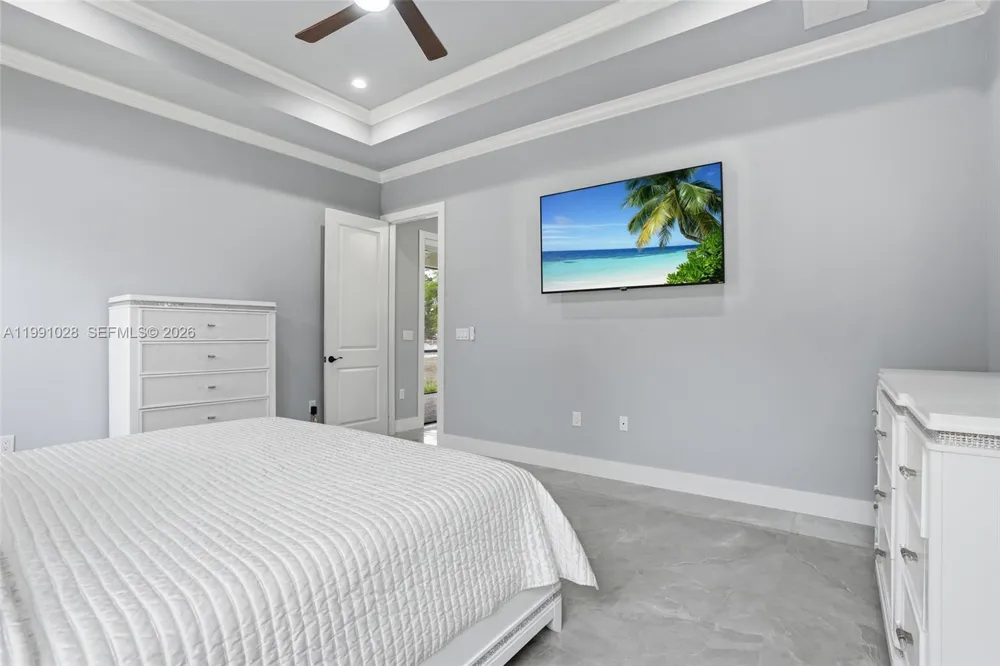 3043 18 Naples, FL 34120