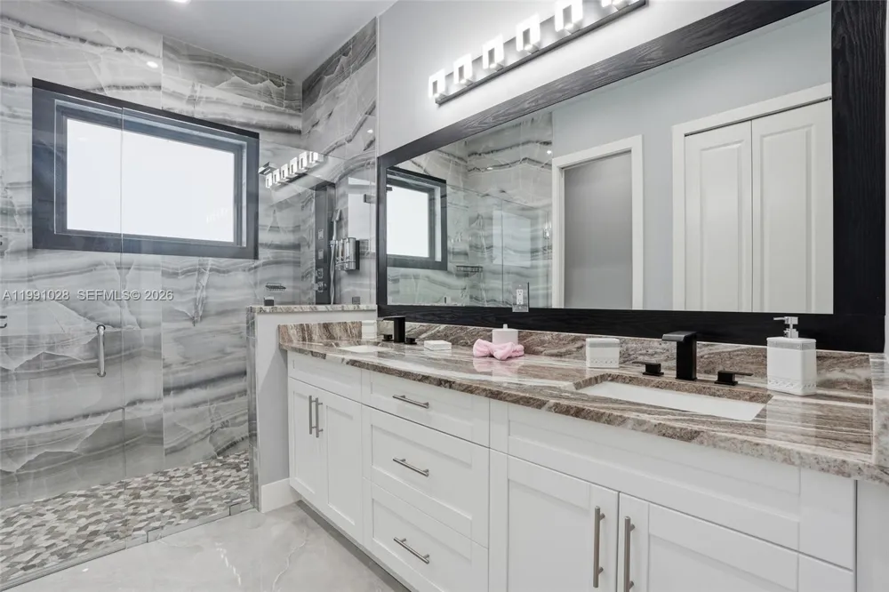 3043 18 Naples, FL 34120