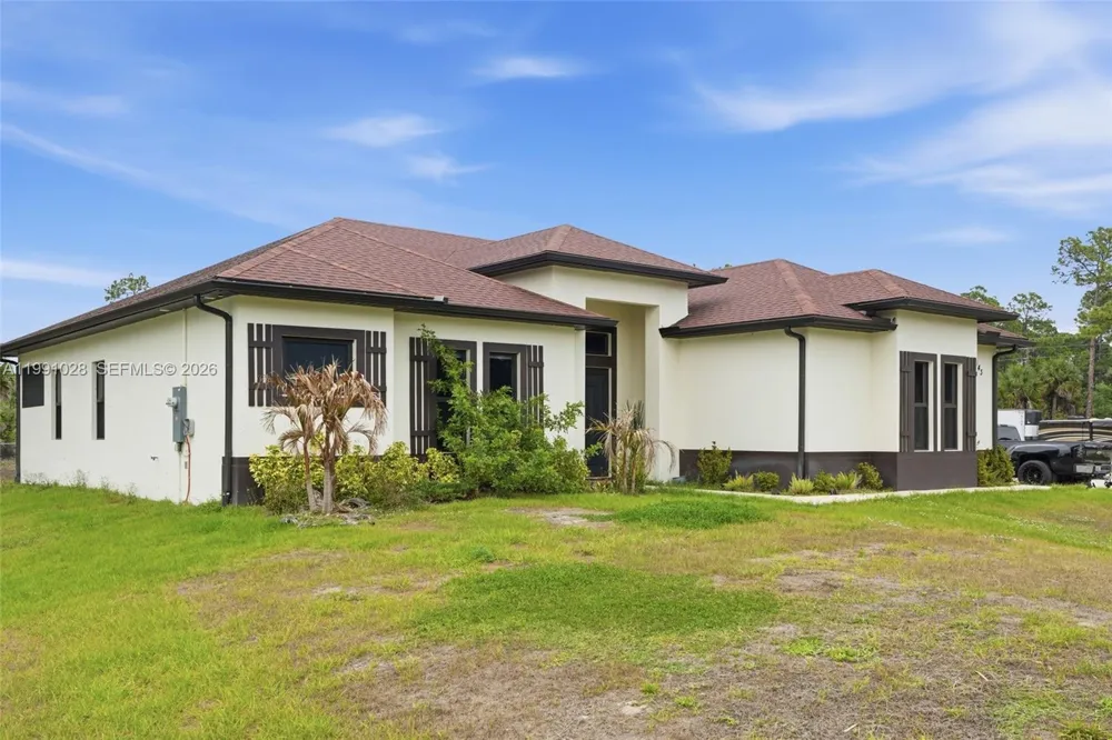 3043 18 Naples, FL 34120