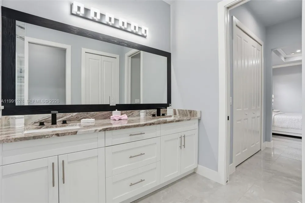 3043 18 Naples, FL 34120
