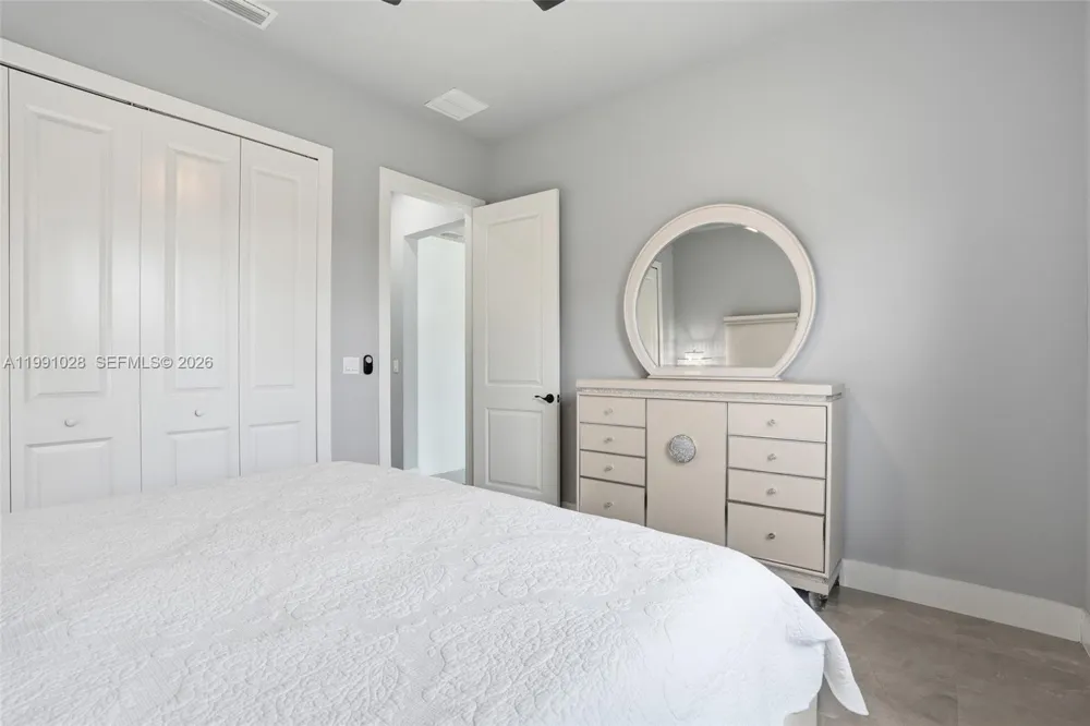 3043 18 Naples, FL 34120
