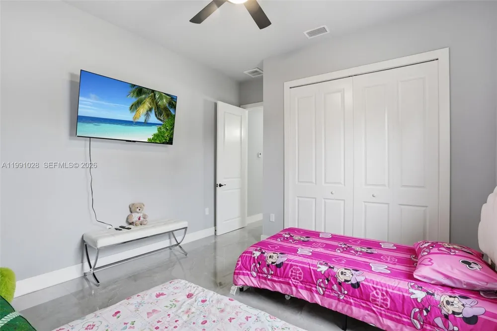 3043 18 Naples, FL 34120