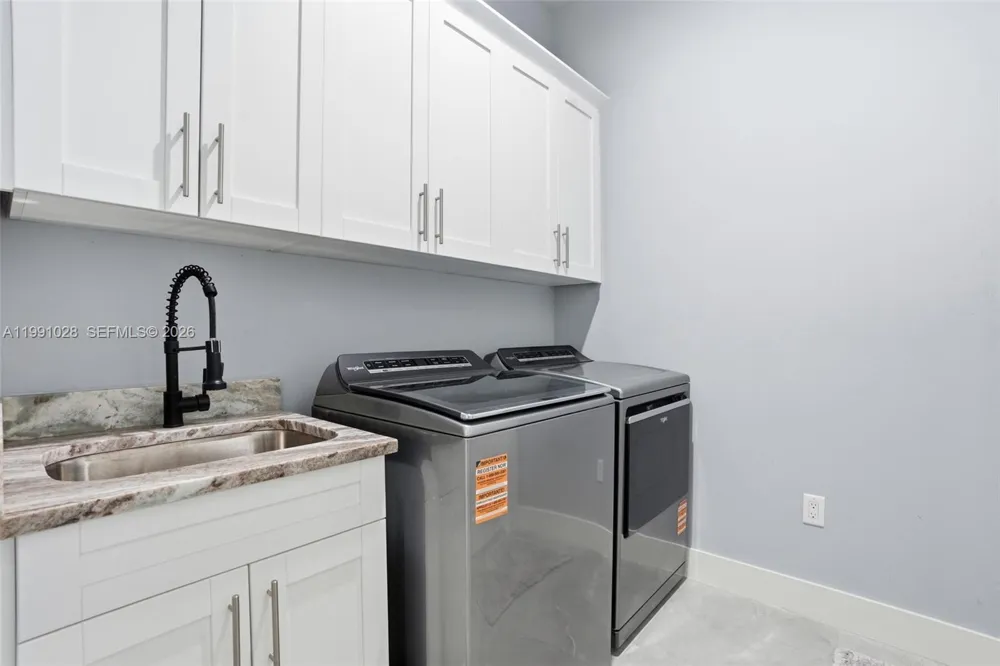 3043 18 Naples, FL 34120