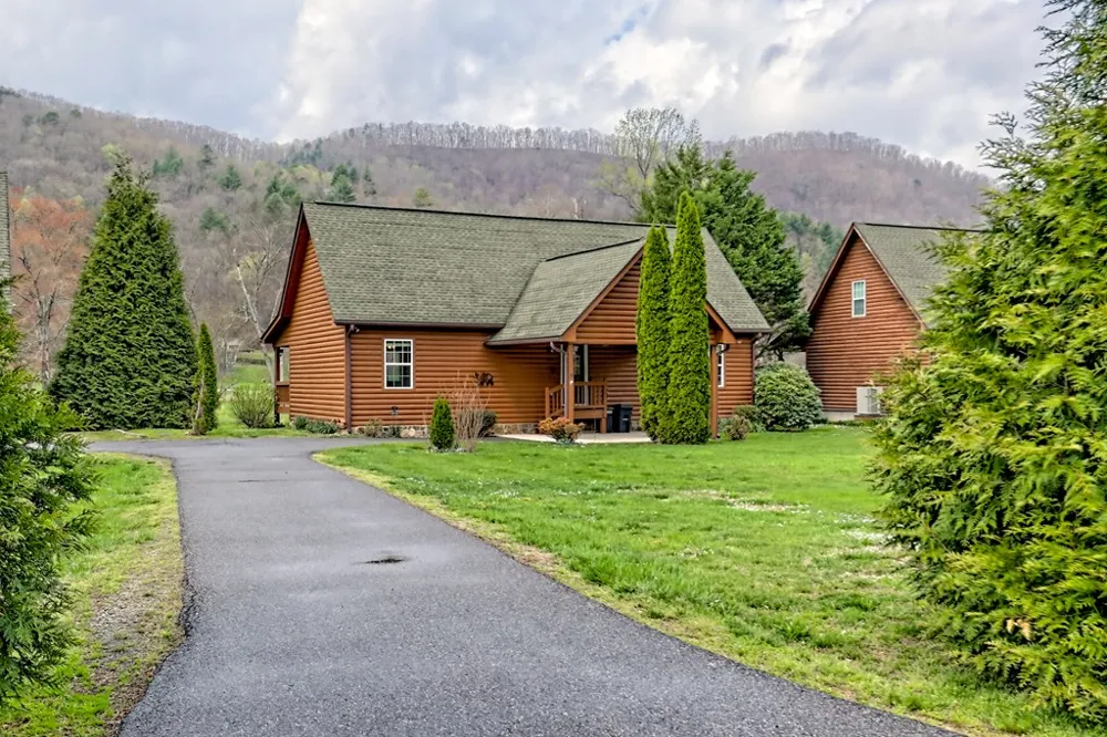 3556 River Front Lane Hiawassee, GA 30546
