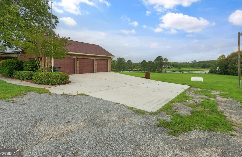 4909 Perry RD Claxton, GA 30417