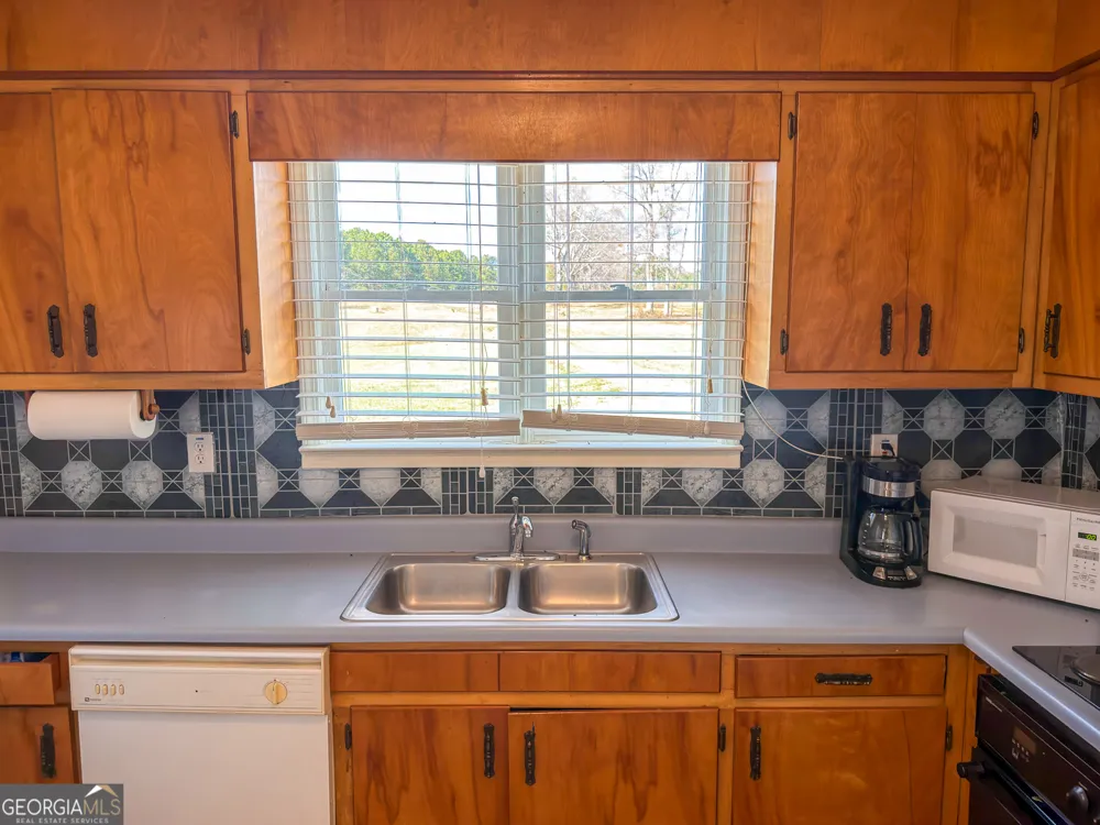 1304 Broad ST Tallapoosa, GA 30176